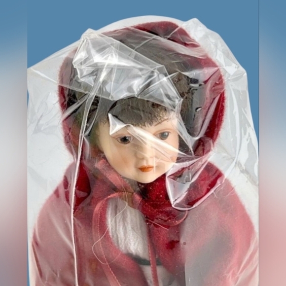 NIB VINTAGE 1985 AVON FAIRYTAIL COLLECTION LITTLE RED RIDING HOOD PORCELAIN DOLL - Picture 4 of 12